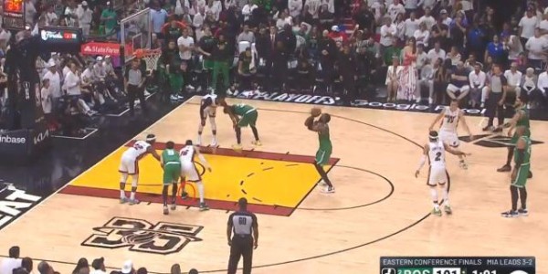 开云下载-东决G6裁判报告！两次漏判绿军吃亏 巴特勒没二运