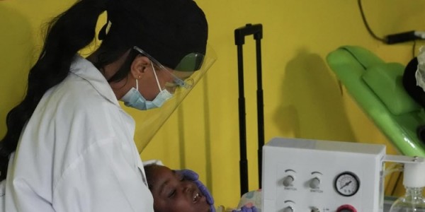 为贫困家庭提供吃穿用品&amp;amp;健康检查！艾顿在牙买加老家回馈社区