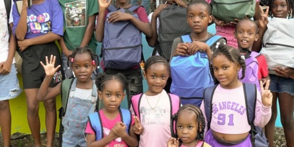 为贫困家庭提供吃穿用品&amp;amp;健康检查！艾顿在牙买加老家回馈社区