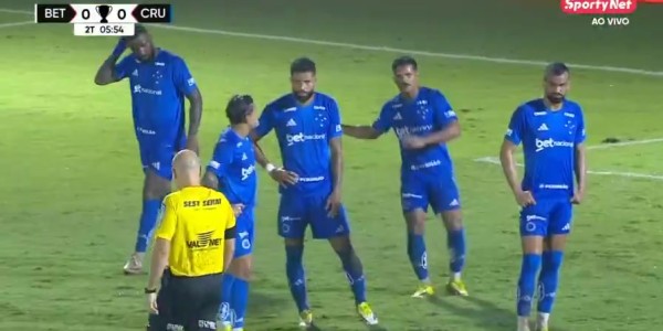 开云体育-人有三急！克鲁塞罗门将比赛时申请上厕所，导致比赛暂停近4分钟