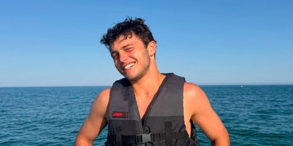 开云官网-甜😍阳光+大海+沙滩+狗狗，若奥-内维斯和女友一同享受假期