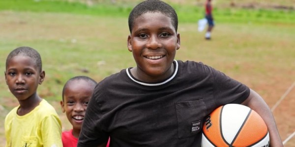 为贫困家庭提供吃穿用品&amp;amp;健康检查！艾顿在牙买加老家回馈社区