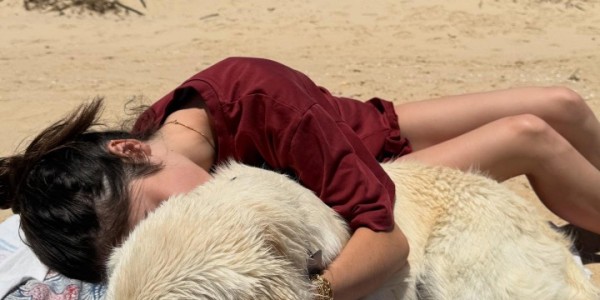 开云官网-甜😍阳光+大海+沙滩+狗狗，若奥-内维斯和女友一同享受假期