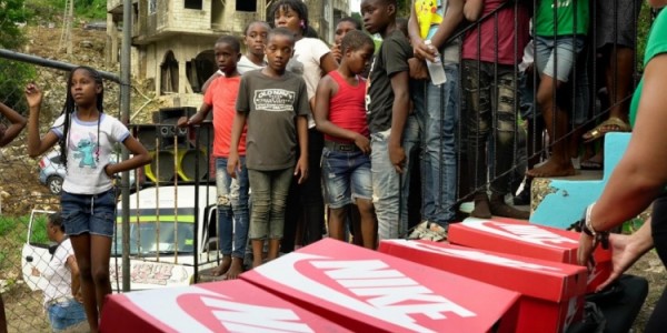 为贫困家庭提供吃穿用品&amp;amp;健康检查！艾顿在牙买加老家回馈社区