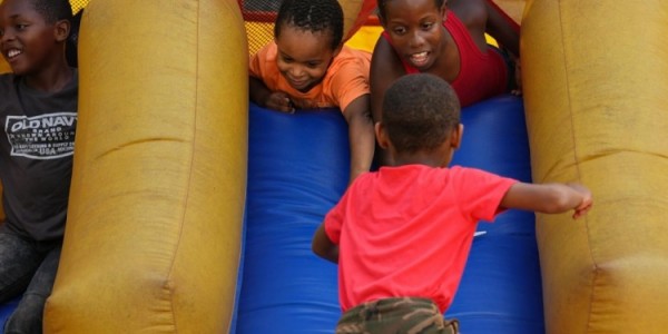 为贫困家庭提供吃穿用品&amp;amp;健康检查！艾顿在牙买加老家回馈社区