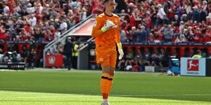 开云官网-记者：药厂已和埃因霍温敲定科瓦尔转会，曼联预计放弃优先匹配权