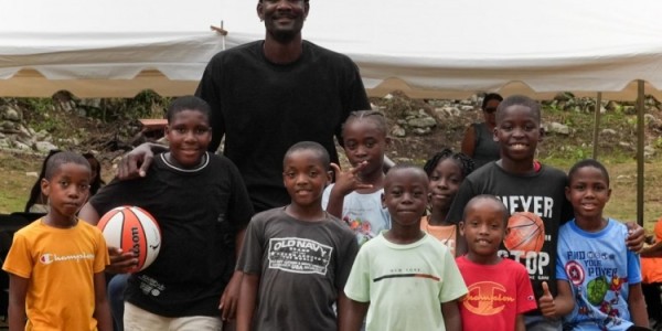 为贫困家庭提供吃穿用品&amp;amp;健康检查！艾顿在牙买加老家回馈社区